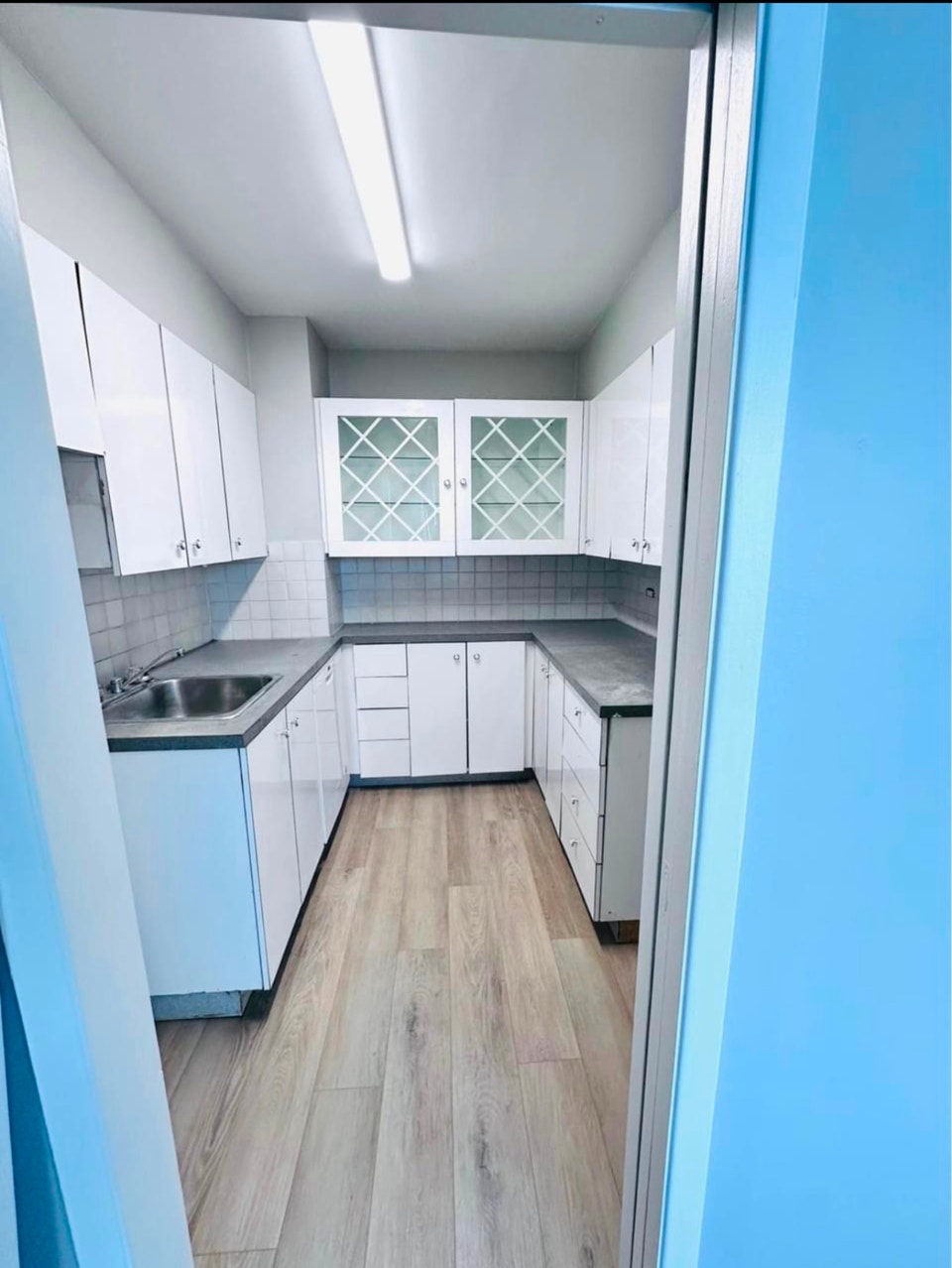 One Bedroom Wellington Crescent Art Deco Apartment 3