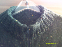 Chandail 100% laine, tricoté à la main. Small