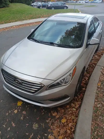 Hyundai Sonata 125mile km avec toit ouvrant, volant chauffant et détecteurs de mouvements.