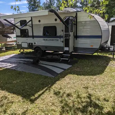 Hello Jai cette roulotte Gulfstream Trail master 197BH de 22 pieds. Couches entre 4 et 6 personnes.....