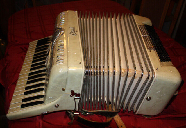 Royal 120 Bass Piano Accordion  (20 lbs)   $350 in Pianos & Keyboards in 100 Mile House - Image 4