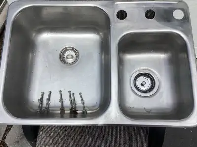 Évier double avec drain,bouchons drain,et attaches $40.00, View more