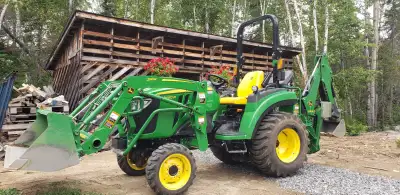 Tracteur John Deere 2032 R de luxe avec backhoe, acheté neuf en 2023, propriétaire particulier, gara...