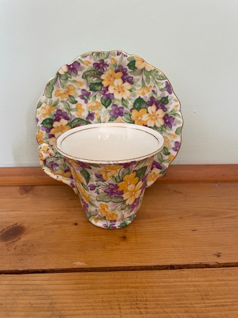 James Kent Ltd Longton Primula pattern Tea Cup and Saucer set in Kitchen & Dining Wares in City of Montréal - Image 2