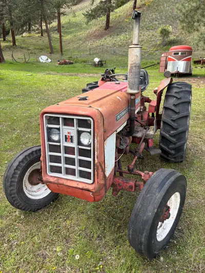 1970 I think, international 444 tractor, gas 4 cylinder engine, 42 horsepower, power steering, 3 poi...