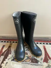 Ladies steel toe rubber boots - size 6