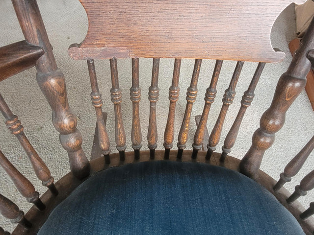 Incredible Antique Rocking Chair in Chairs & Recliners in Belleville - Image 4