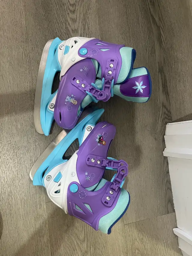 Adjustable Kids Skates in Skates & Blades in Hamilton - Image 2