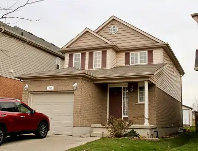 Large and bright 3 bedroom single detached home in a desirable community for rent. Fantastic Home fo...