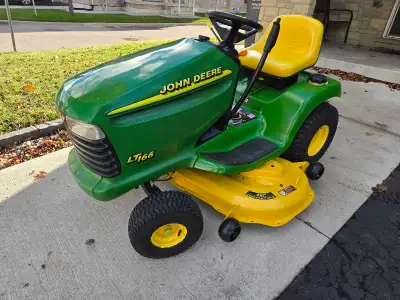 John Deere LT166 Lawn tractor , View more