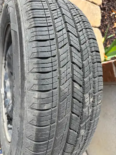 Modele Khumo Solus TA51A 215-60 R16 95H Demande 550$ 3000km d’usure seulement (raison: chg auto) Fai...