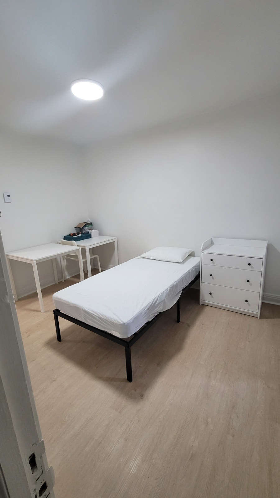 Chambre à louer rue Sherbrooke et St-Germain (5 min métro) — photo 3