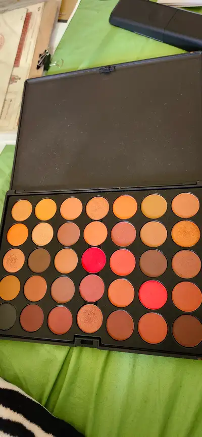Crown SCANDALOUS EYESHADOW PALETTE 35SN, View more
