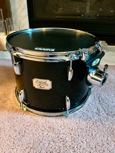 -Excellent condition 13 x 9 1/2 Inch Rack Tom -Includes new Pearl ISS Mount -New Pearl 'black' lug s...