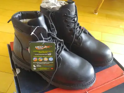 Men's PRO-TEC Ice Grip Boots..Size 8, Brand New in Box black in colour, waterproof, removable insole...