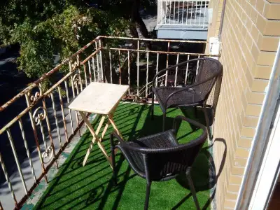 4 1/2 800 pieds carre, propre et repeinturer 2 balcons, avant et arriere frigidaire, poele, laveuse,...