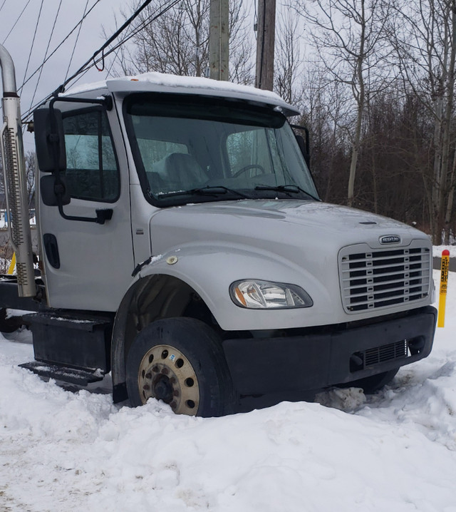 2014 Freightliner M2 106 Grey Cab in Heavy Trucks in North Bay - Image 2