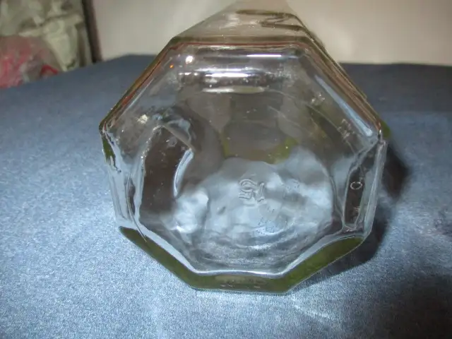 COLLECTIBLE SMIRNOFF VODKA BOTTLE-750 ML-DECANTER-SIGNATURE-RARE in Arts & Collectibles in Laval / North Shore - Image 9