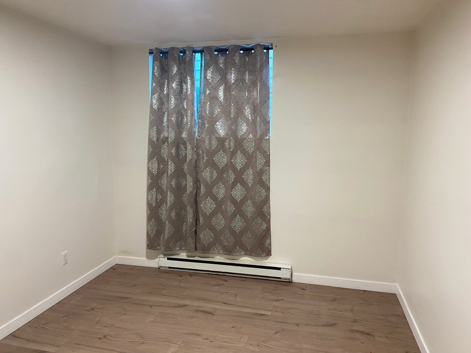 Clean renovated apartment. Ready for October 4