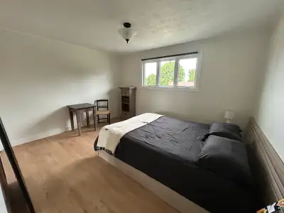 GRANDE CHAMBRE À LOUER EN MAISON