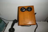 Téléphone ancien en bois avec son combiné et mécanisme