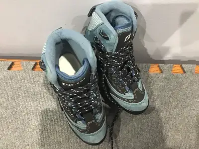 Kids girls figure skates size 12, View more