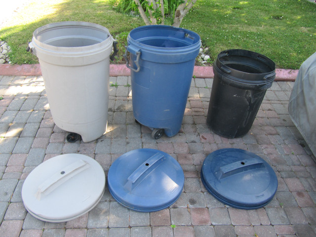 Rubbermaid Garbage Containers Three Piece Lot Ideal 4 Yard Waste in Outdoor Tools & Storage in Mississauga / Peel Region - Image 3