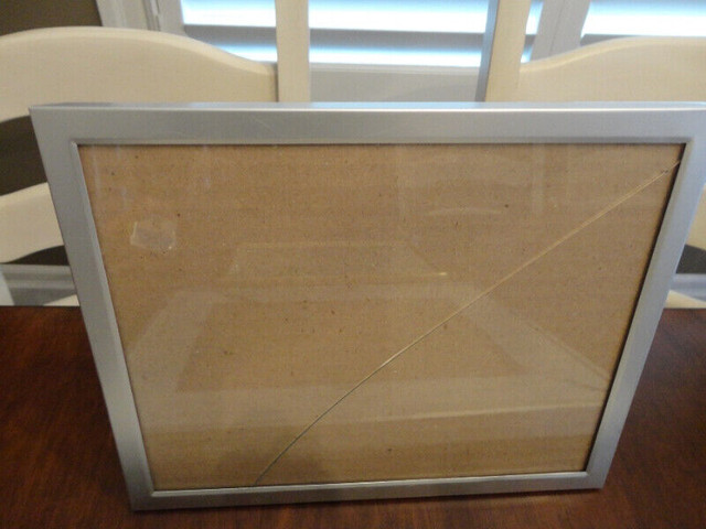 5 Asst Picture Frames selling REAL CHEAP -3 Cracked $9/for all 5 in Arts & Collectibles in Kitchener / Waterloo - Image 3