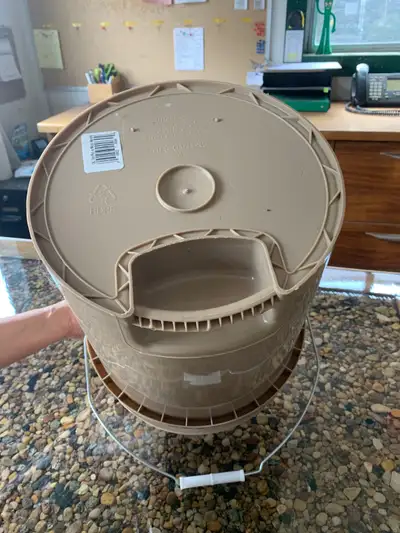 This is the perfect 5 gallon pail for having around the yard - with its integrated bottom handle, ma...