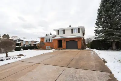Welcome to your next family home in the desirable east end of Sault Ste. Marie! This beautiful 5-lev...