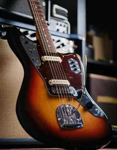 A beautiful example from the American Vintage Reissue '62 series. Guitars from this era are getting...