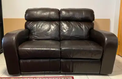 Lot de deux causeuses inclinables de marque El-Ran. Très confortables, robustes et fabriquées ici au...