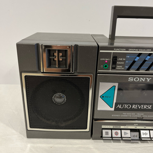 SONY CFS-5000S 7 BAND FM/AM RADIO CASSETTE PLAYER STEREO BOOMBOX dans Appareils électroniques  à Ville de Montréal - Image 3