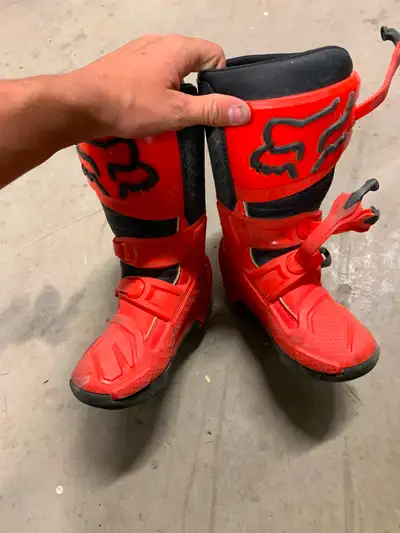 Kids youth moto cross boots in great shape, 1 yr old. Size Y 2.