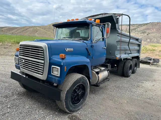 1990 Ford L8000 Dump Gravel Truck, Rock Box in Heavy Trucks in Kamloops - Image 4