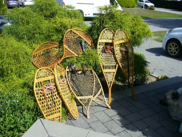 Raquettes a neige vintage en bois in Tennis & Racquet in Laval / North Shore - Image 2
