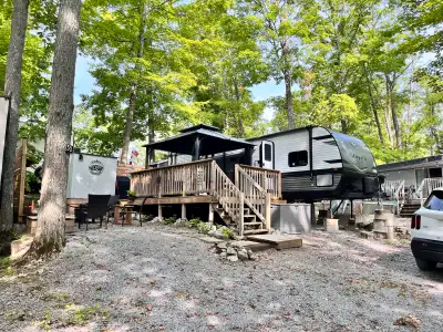2023 Turnkey 35ft. Jayco Jay-flight 294QBS Located in a sought after family owned seasonal park near...