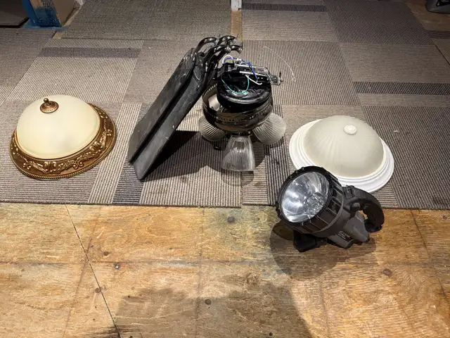light fixtures and ceiling fan  in Indoor Lighting & Fans in Mississauga / Peel Region - Image 2