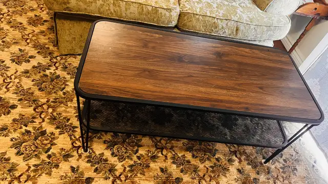 sturdy good condition living coffe table.64744750768001120