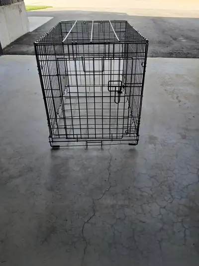 Medium size dog crate in very good condition.18"wide 30"length 21"height.