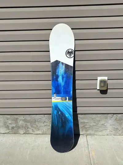 Brand new never used Union Flight Pro men’s large bindings Never Summer Harpoon 156cms board - used