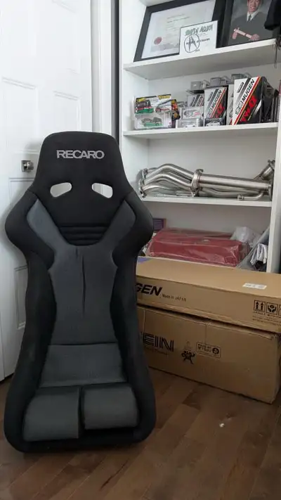 Used in good condition No rips, tears, cracks Only thing is the back is wrinkled as shown in picture...