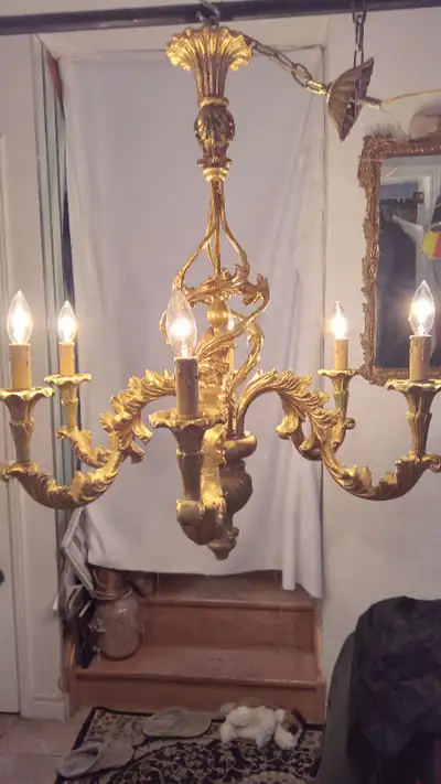 A BEAUTIFUL VINTAGE 1940'S - 50'S HAND CARVED WITH GOLD LEAF ITALIAN FLORENTINE 6 LIGHTS CHANDELIER....