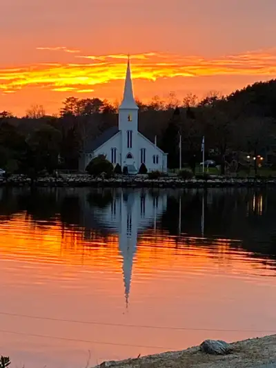 Oakland, Nova Scotia across the Bay from the Iconic 3 Churches in Mahone Bay we have a fully furnish...