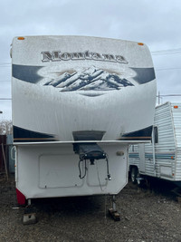 2010 Montana 3255RL 32 Foot Fi fth Wheel **Pending sale**