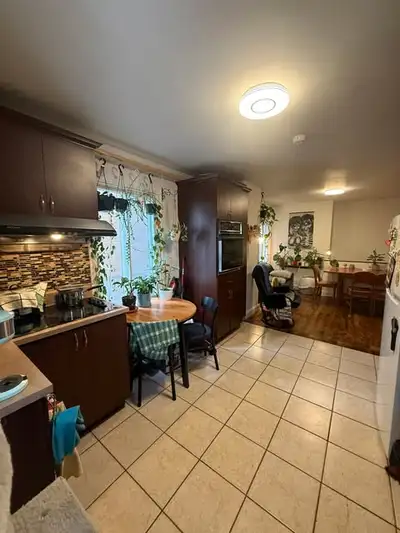 Salut futur coloc ! Une chambre se libère puisque notre amie nous quitte pour vivre une incroyable e...