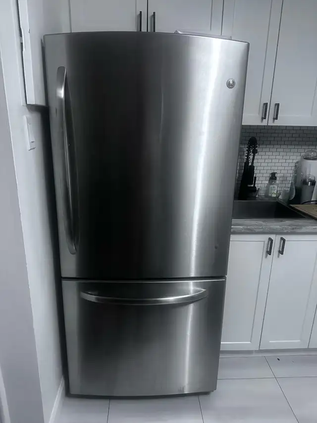 Deal cuisine – Frigo GE inox + Four Frigidaire Gallery Pro (bund in Other in Québec City - Image 2