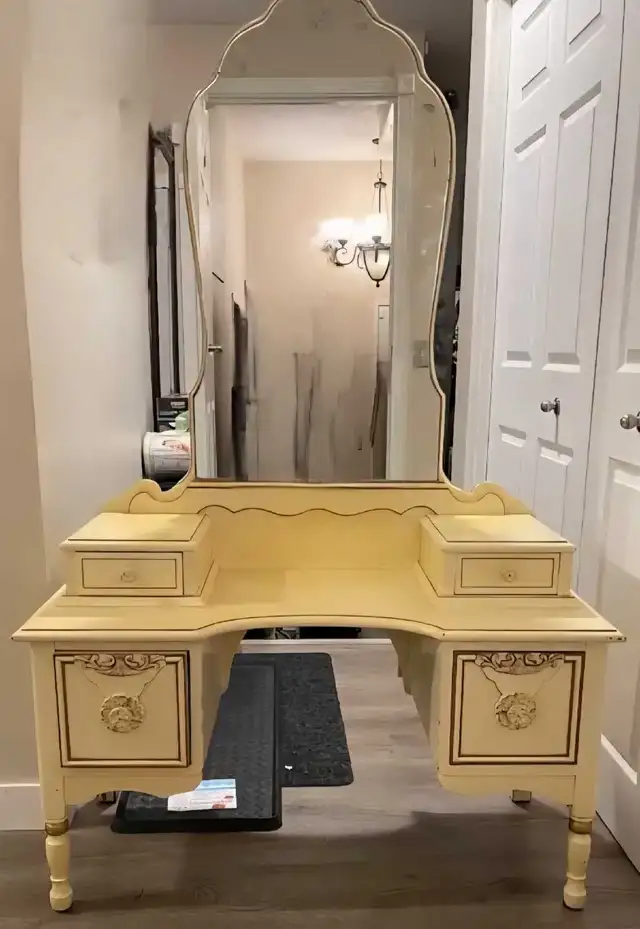 Vintage European Victorian Vanity Dresser with Mirror in Dressers & Wardrobes in Calgary - Image 9