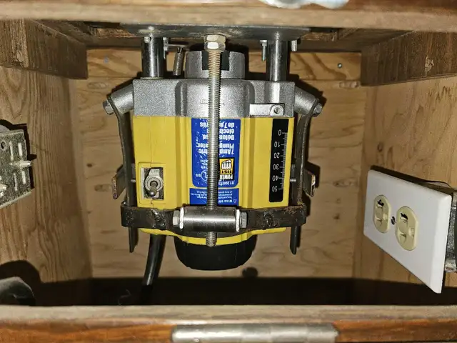 Router and table for sale in Power Tools in Lloydminster - Image 4