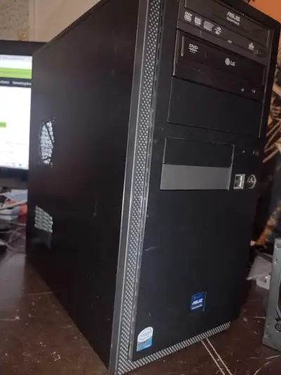 -CPU Intel: *i5 2300 *4 processeurs -Carte-mere/Mobo: *Lenovo -Ram/Mémoire vive: *16g -Carte-video/G...